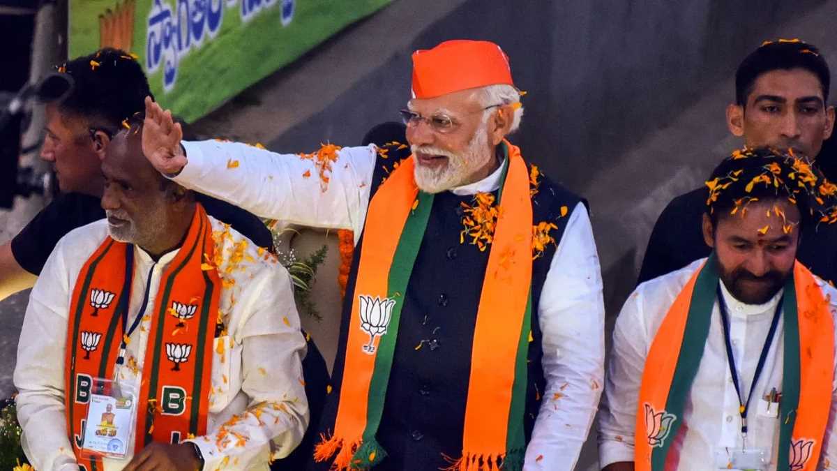 हैदराबाद में पीएम मोदी के रोड शो में उमड़ी भारी भीड़ हैदराबाद में पीएम मोदी के रोड शो में उमड़ी भारी भीड़